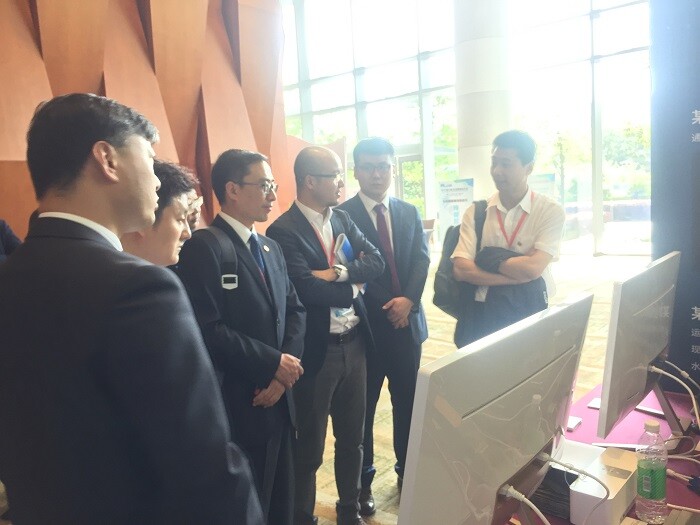 客戶到美林?jǐn)?shù)據(jù)展位前了解咨詢Tempo大數(shù)據(jù)分析平臺