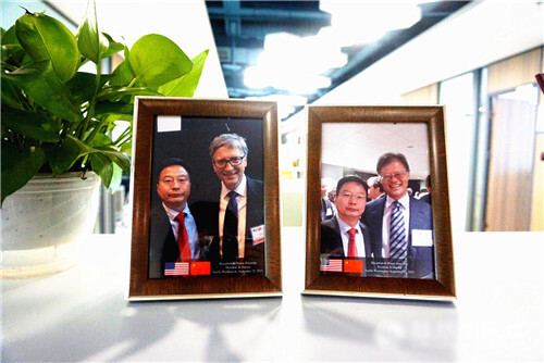 美林數(shù)據(jù)董事長與行業(yè)領(lǐng)軍人物合影