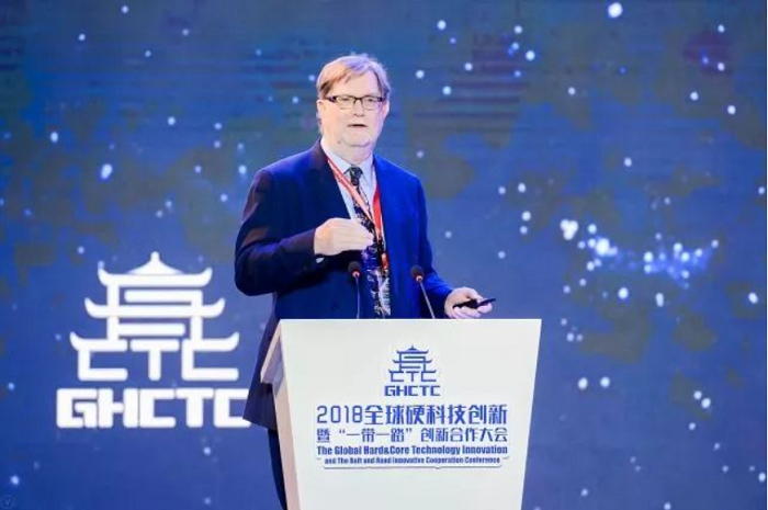 諾貝爾物理學獎得主喬治?斯穆特發表主題演講