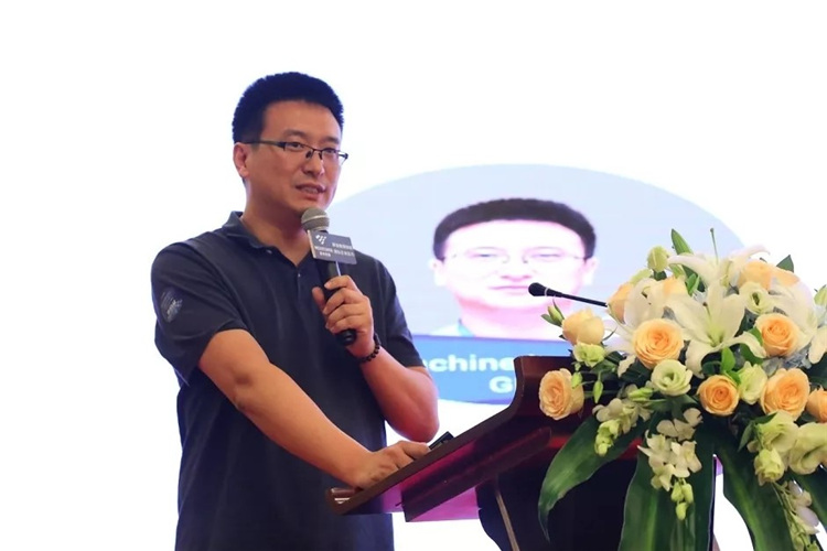 中安興業大數據總監張巖進行“小微信貸的大數據風控應用”的主題分享   