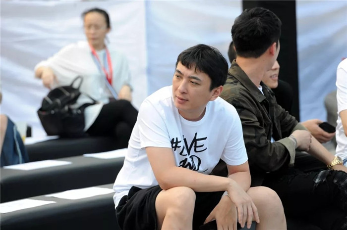 國民老公十年實習期暗淡收場，草根大學生又該如何立足職場？