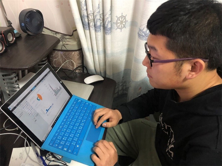 學生正在使用Tempo大數據分析平臺進行數據分析