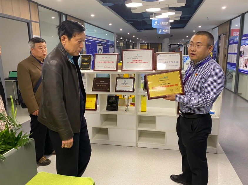 某部隊(duì)離休退休干部參觀美林?jǐn)?shù)據(jù)