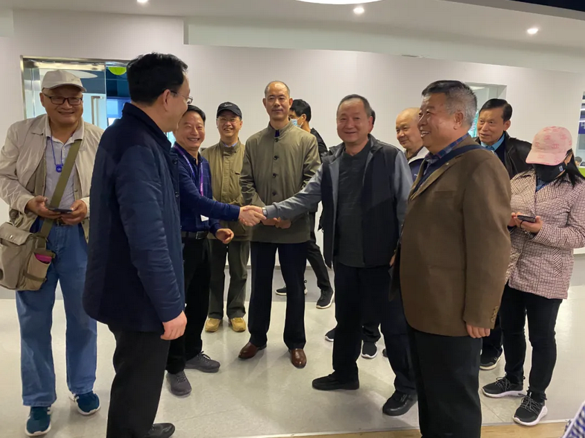 某部隊(duì)離休退休干部參觀美林?jǐn)?shù)據(jù)